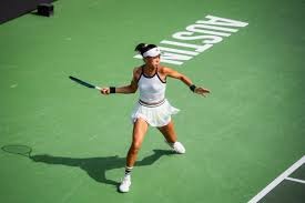 为什么现场记分牌需要显示球的“释放点高度”一致性数据